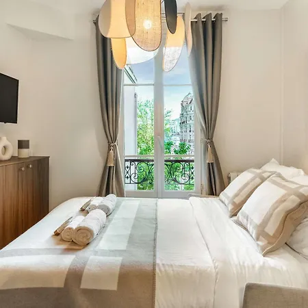 Eiffel Tower - For 4 People Apartment Paris
